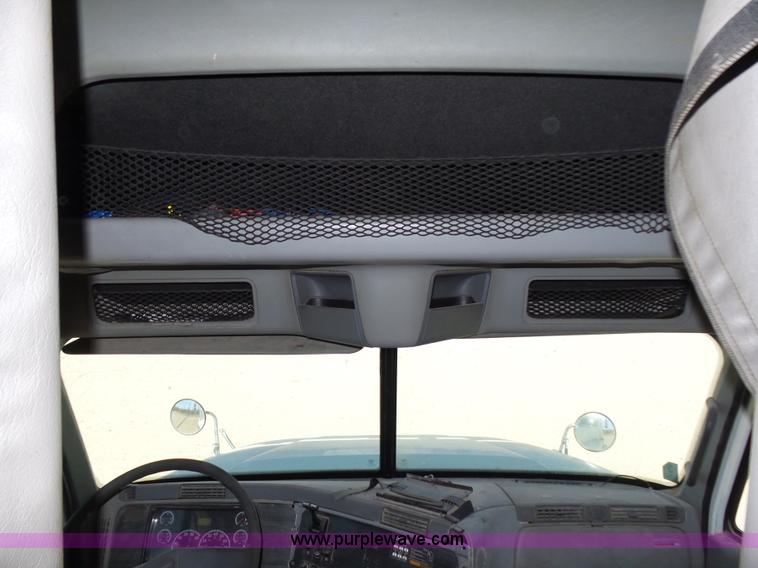 image for item J1260 2005 Freightliner Columbia semi truck