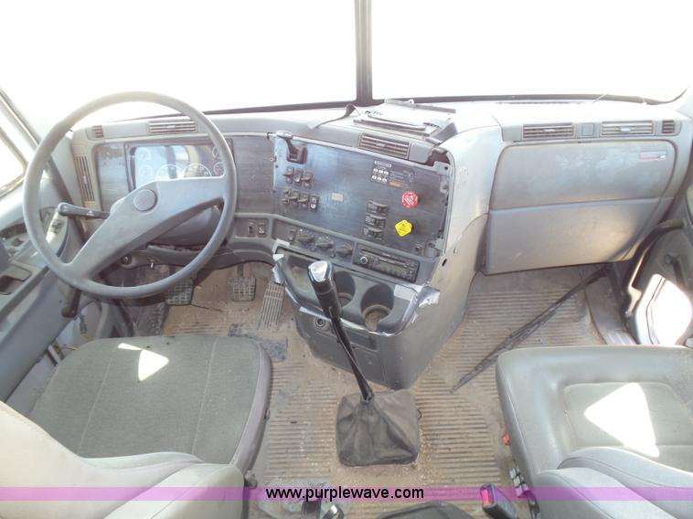image for item J1260 2005 Freightliner Columbia semi truck