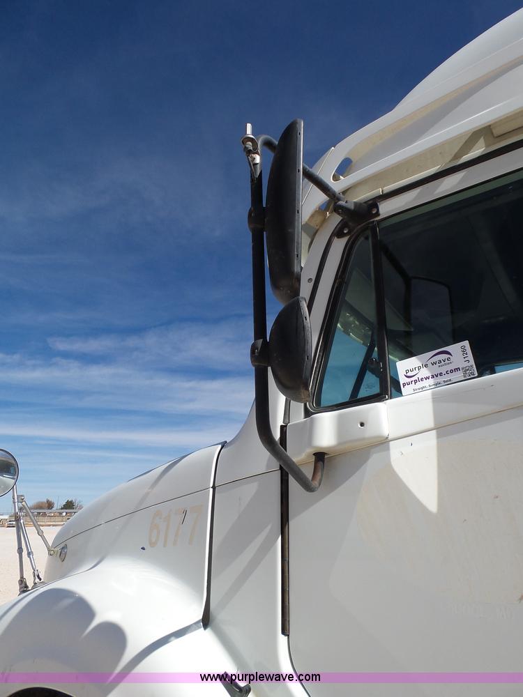 image for item J1260 2005 Freightliner Columbia semi truck