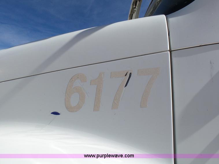 image for item J1260 2005 Freightliner Columbia semi truck