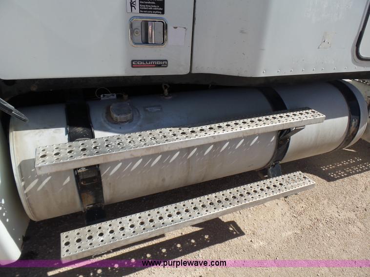 image for item J1260 2005 Freightliner Columbia semi truck