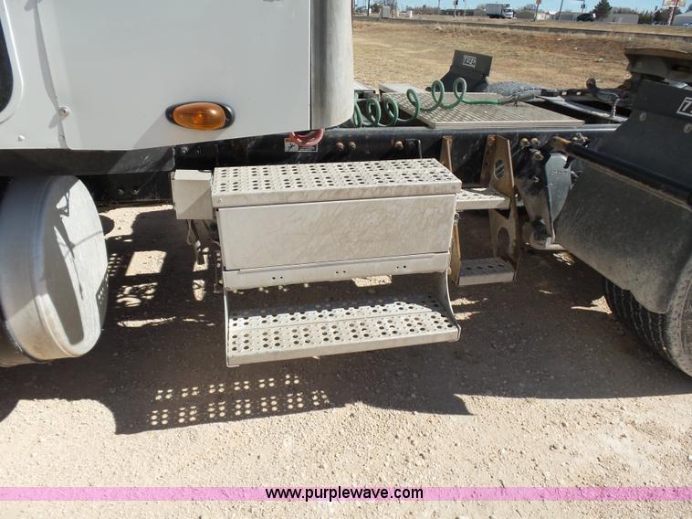 image for item J1260 2005 Freightliner Columbia semi truck