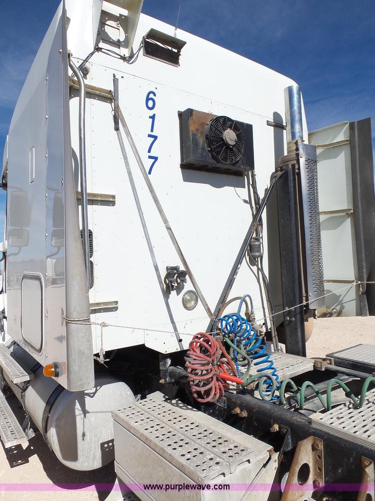 image for item J1260 2005 Freightliner Columbia semi truck