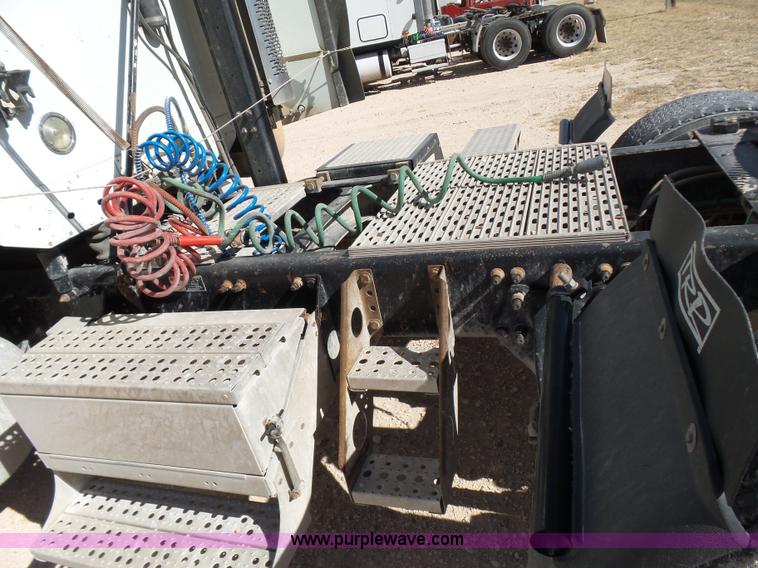 image for item J1260 2005 Freightliner Columbia semi truck