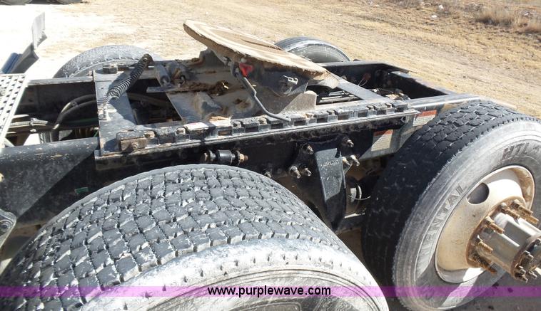 image for item J1260 2005 Freightliner Columbia semi truck