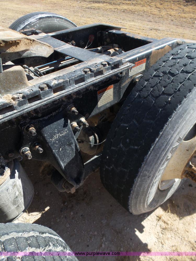 image for item J1260 2005 Freightliner Columbia semi truck