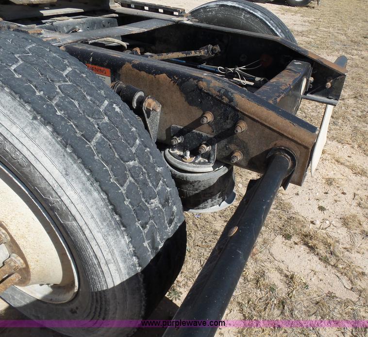 image for item J1260 2005 Freightliner Columbia semi truck