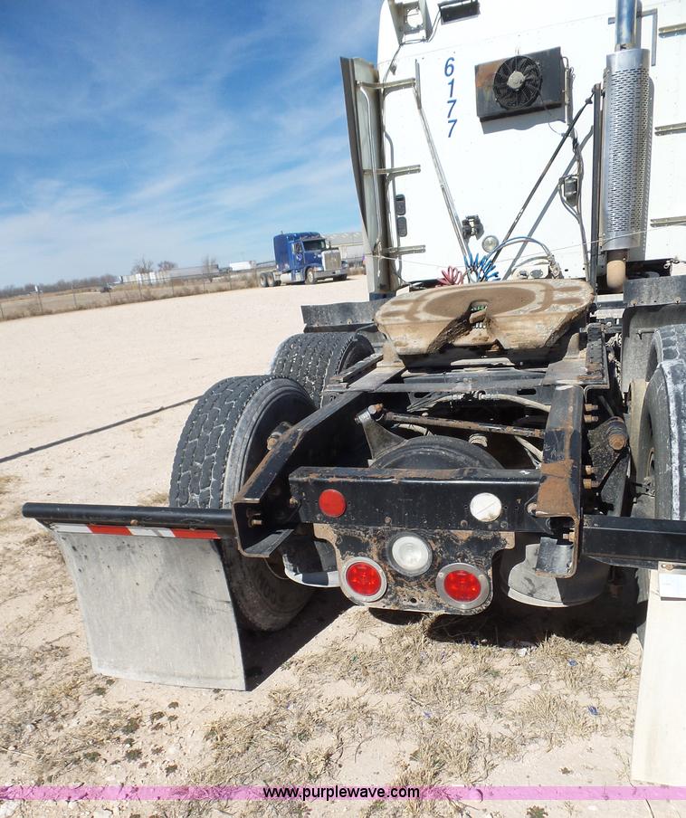 image for item J1260 2005 Freightliner Columbia semi truck