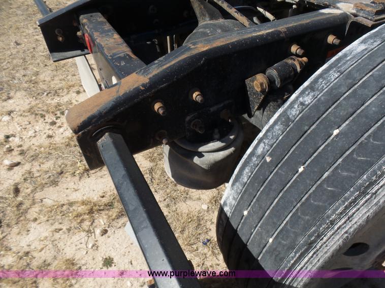 image for item J1260 2005 Freightliner Columbia semi truck