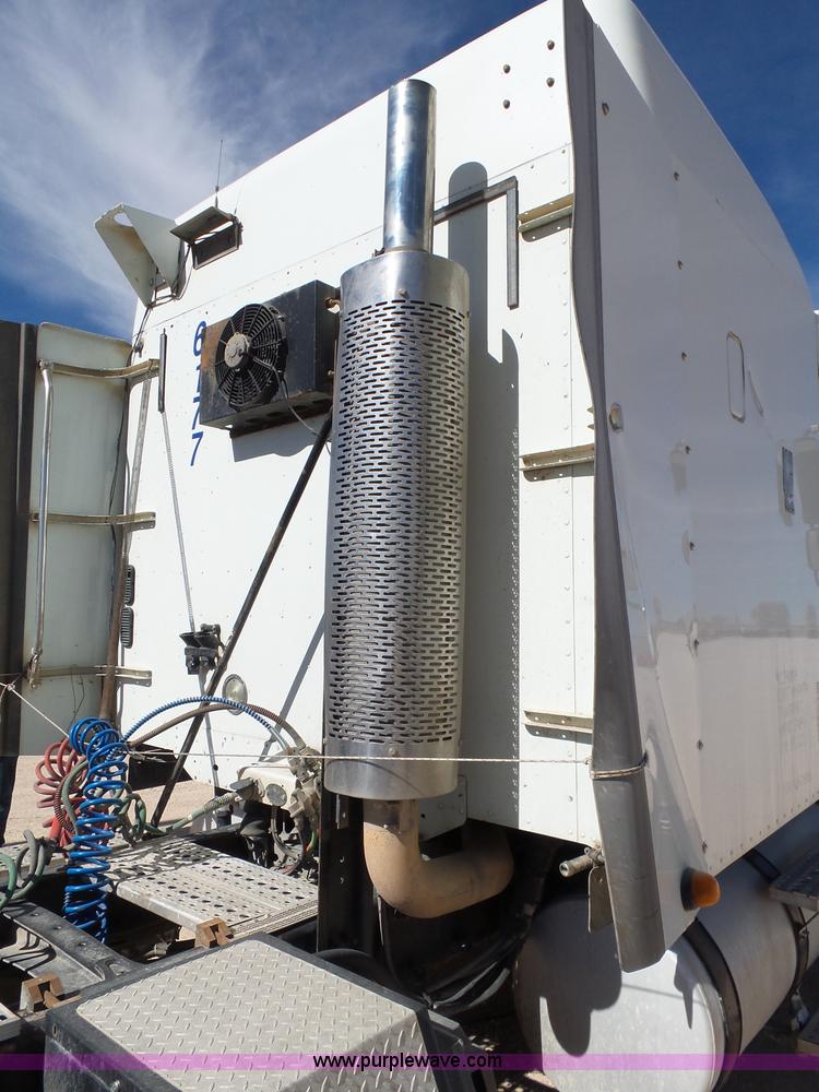 image for item J1260 2005 Freightliner Columbia semi truck