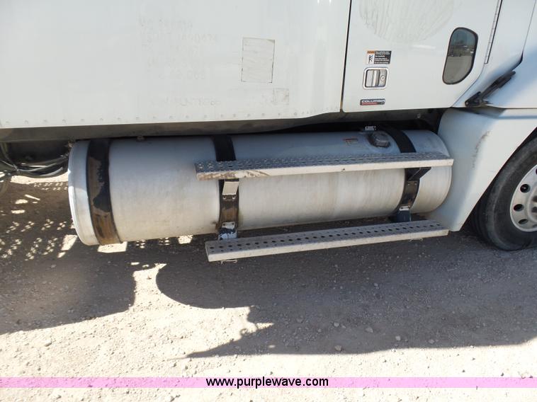 image for item J1260 2005 Freightliner Columbia semi truck