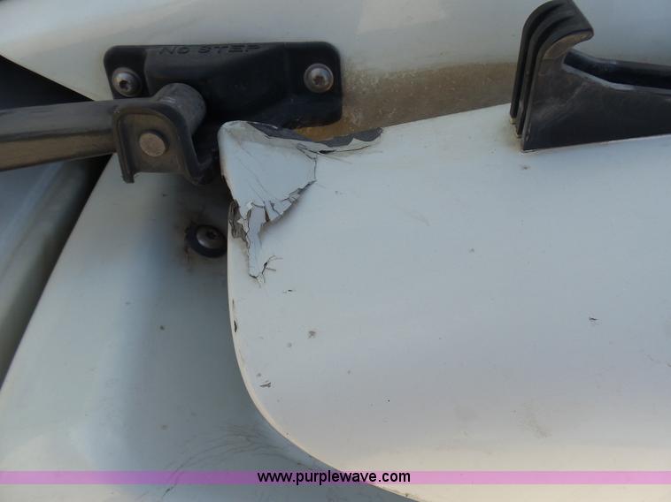 image for item J1260 2005 Freightliner Columbia semi truck