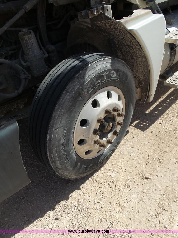 image for item J1260 2005 Freightliner Columbia semi truck