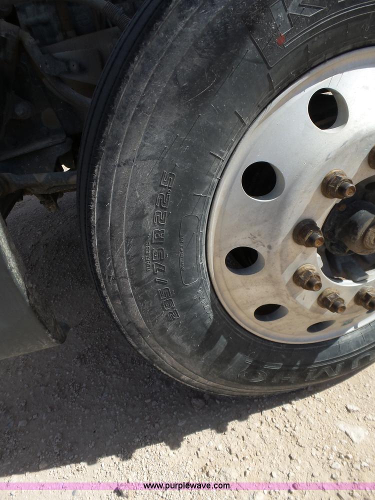 image for item J1260 2005 Freightliner Columbia semi truck