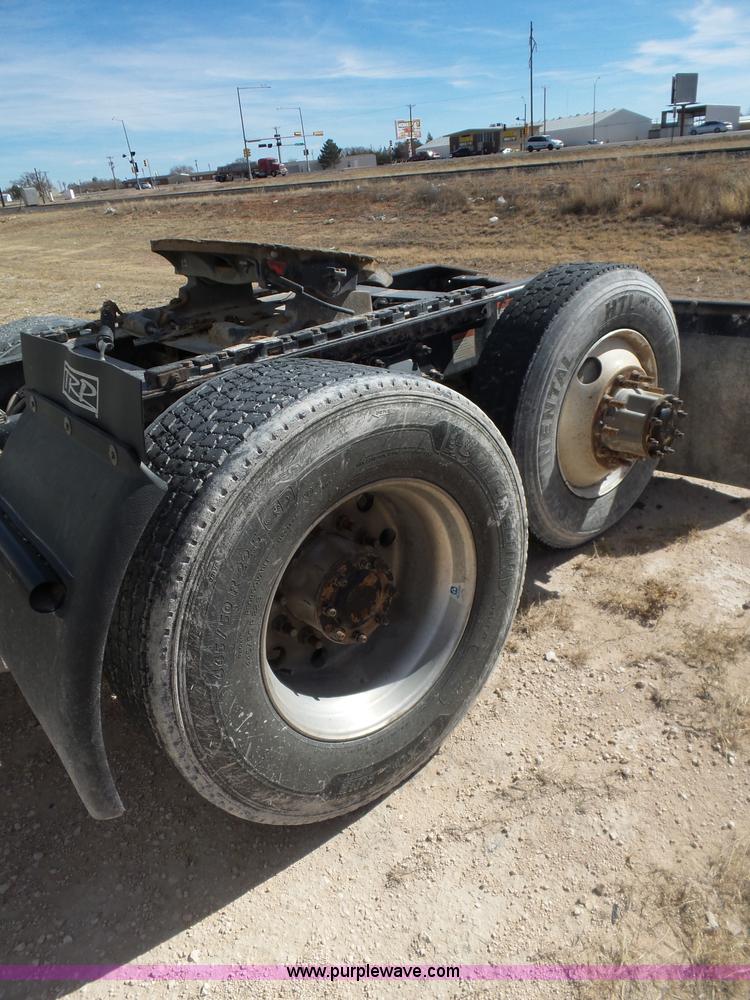 image for item J1260 2005 Freightliner Columbia semi truck