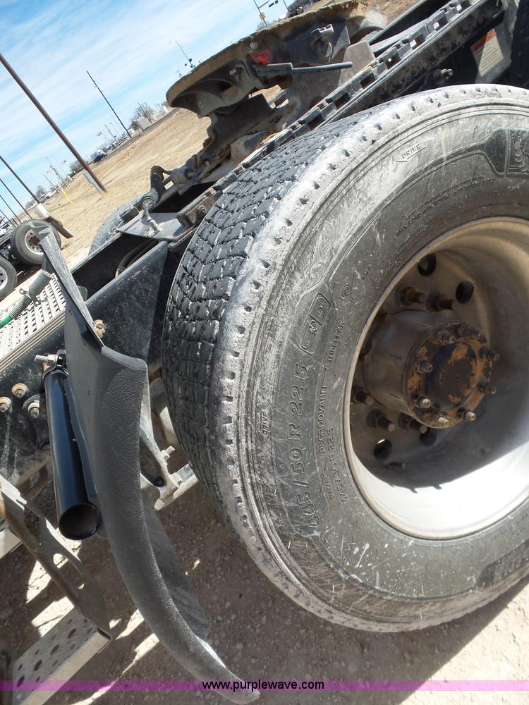 image for item J1260 2005 Freightliner Columbia semi truck