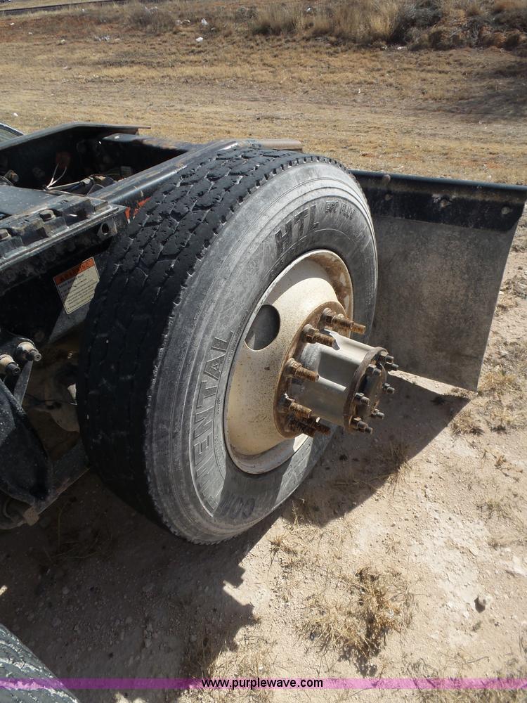 image for item J1260 2005 Freightliner Columbia semi truck