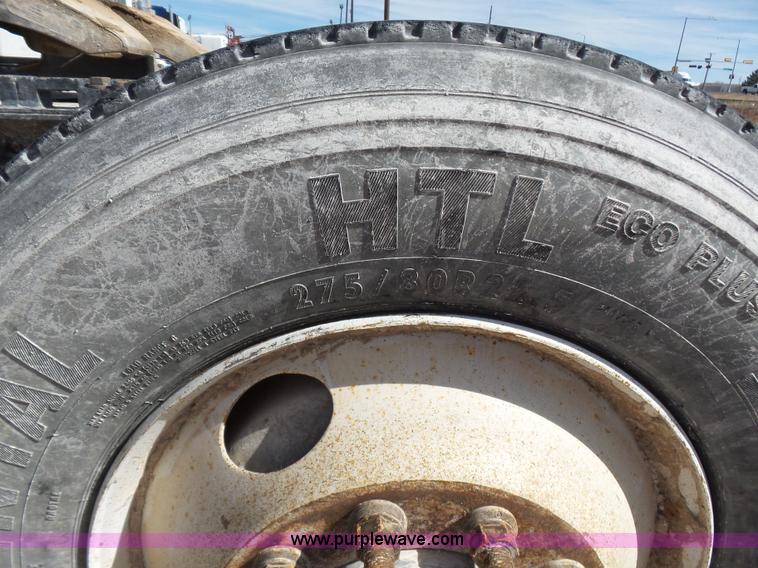 image for item J1260 2005 Freightliner Columbia semi truck