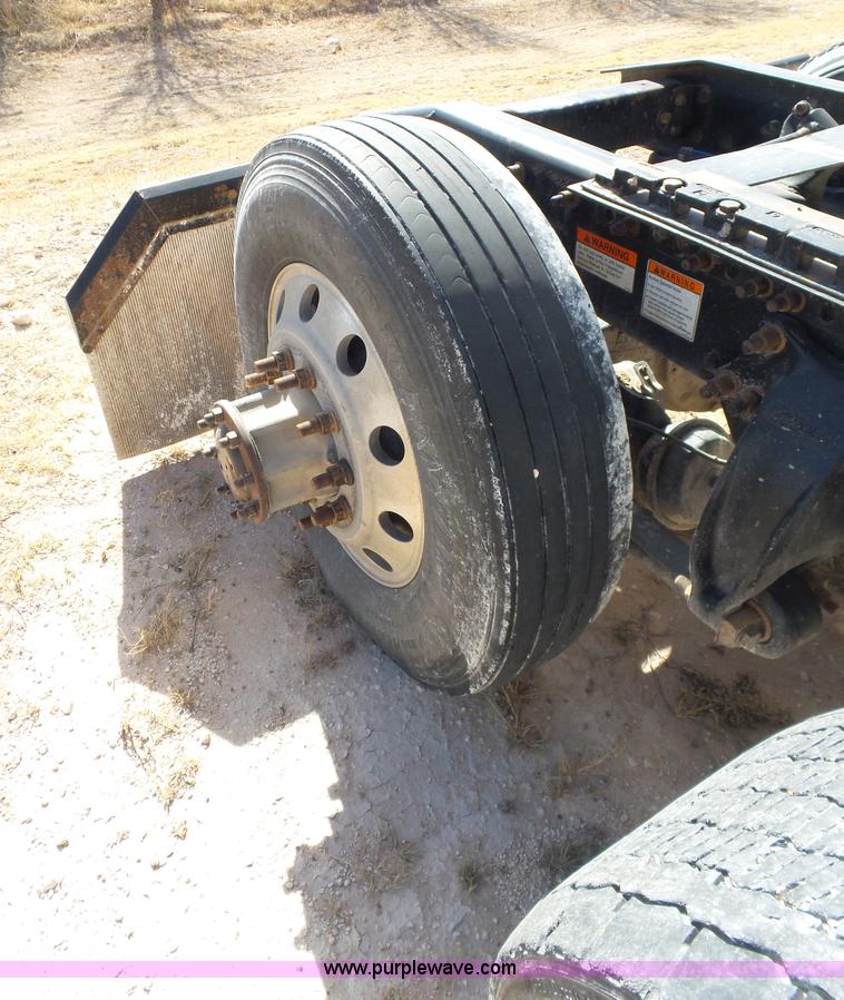 image for item J1260 2005 Freightliner Columbia semi truck