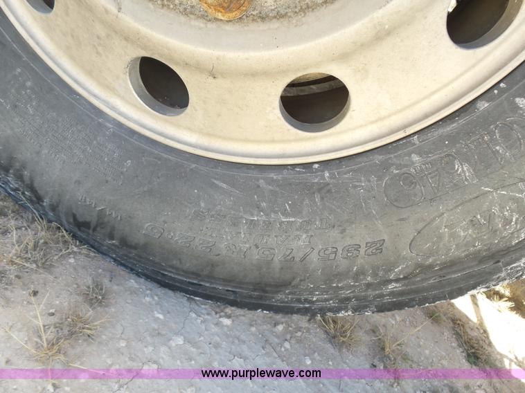 image for item J1260 2005 Freightliner Columbia semi truck