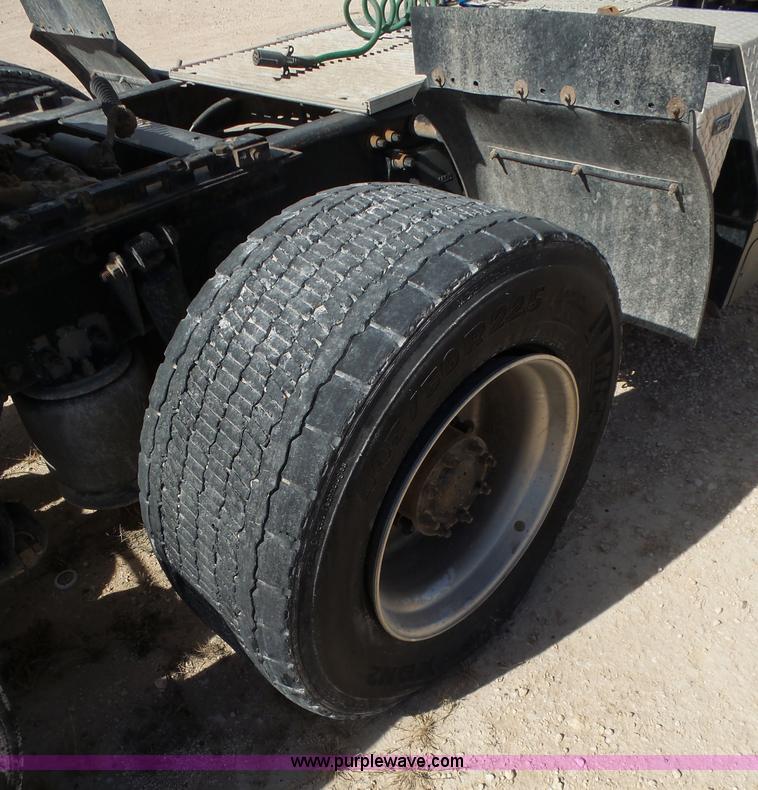 image for item J1260 2005 Freightliner Columbia semi truck