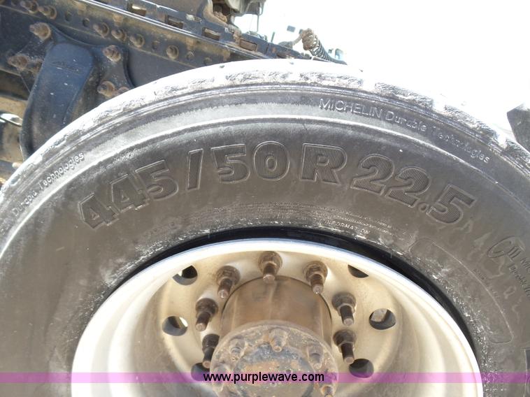 image for item J1260 2005 Freightliner Columbia semi truck