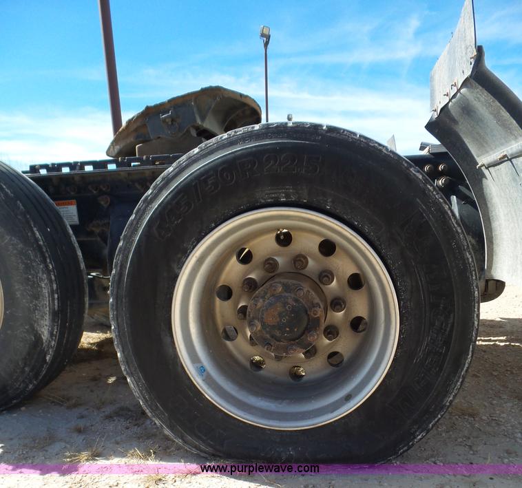 image for item J1260 2005 Freightliner Columbia semi truck