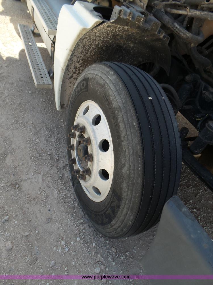 image for item J1260 2005 Freightliner Columbia semi truck