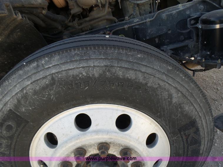 image for item J1260 2005 Freightliner Columbia semi truck