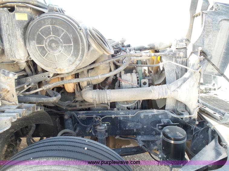 image for item J1260 2005 Freightliner Columbia semi truck