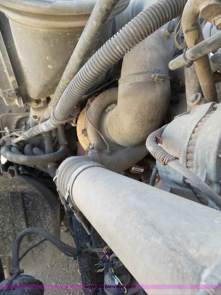 image for item J1260 2005 Freightliner Columbia semi truck