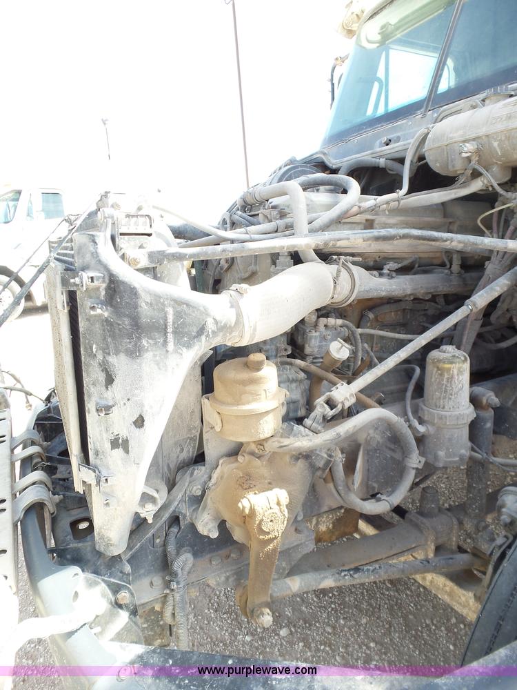 image for item J1260 2005 Freightliner Columbia semi truck