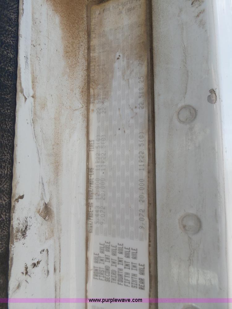 image for item J1260 2005 Freightliner Columbia semi truck