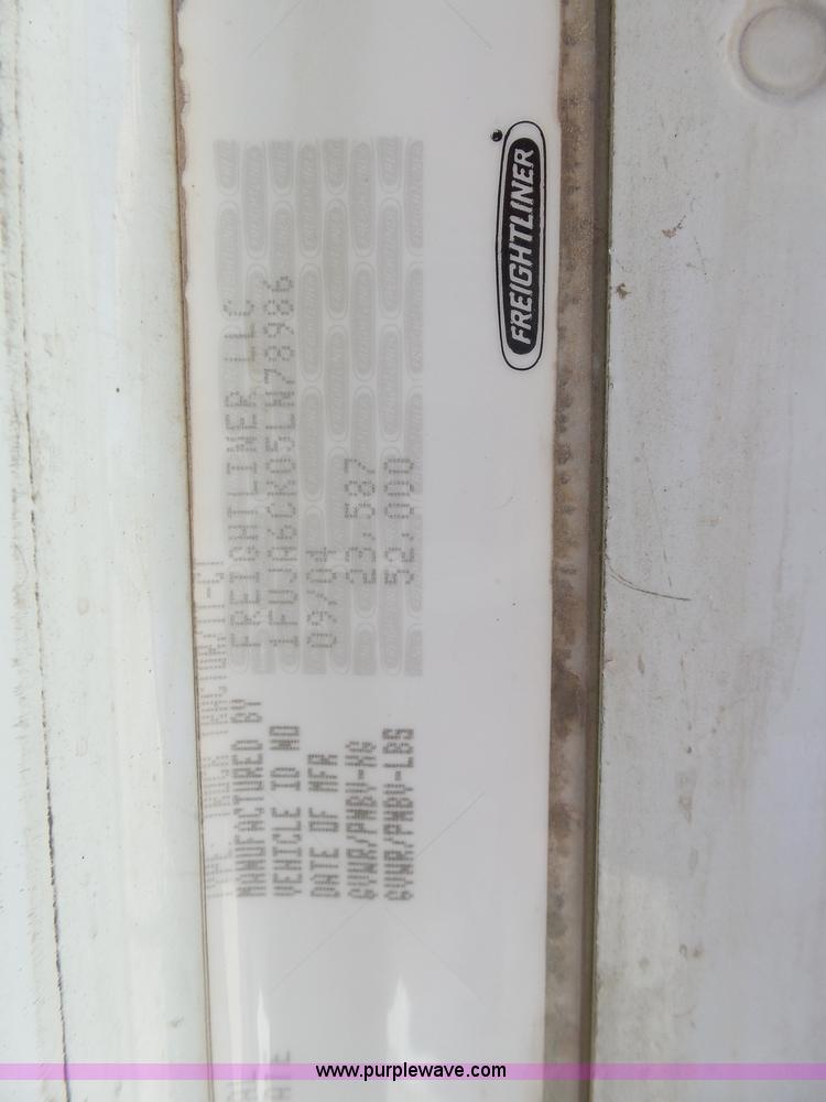 image for item J1260 2005 Freightliner Columbia semi truck