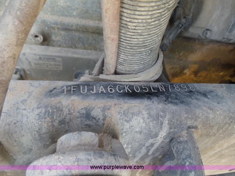 image for item J1260 2005 Freightliner Columbia semi truck