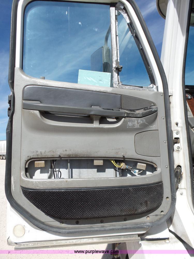 image for item J1262 1998 Freightliner Century Class semi truck