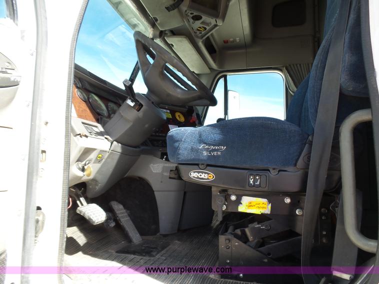 image for item J1262 1998 Freightliner Century Class semi truck