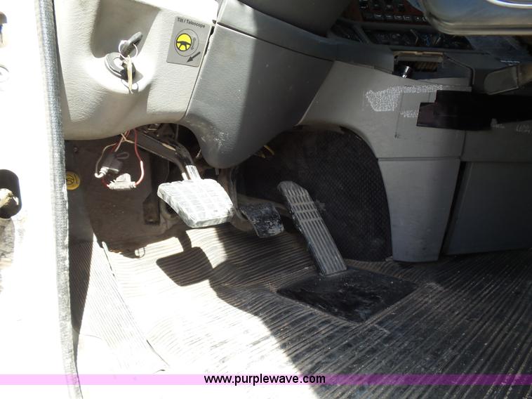 image for item J1262 1998 Freightliner Century Class semi truck