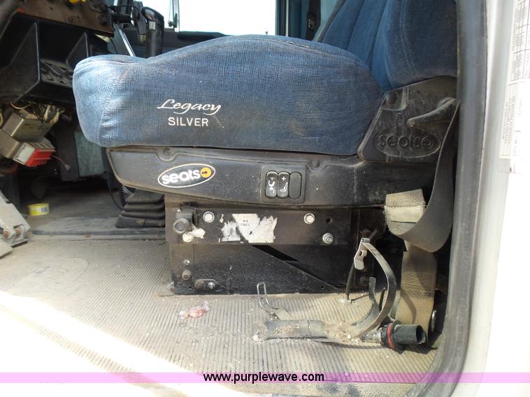 image for item J1263 1998 Peterbilt 377 semi truck