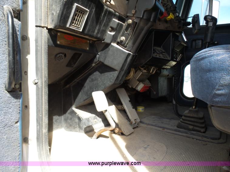 image for item J1263 1998 Peterbilt 377 semi truck