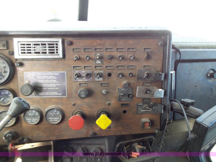 image for item J1263 1998 Peterbilt 377 semi truck