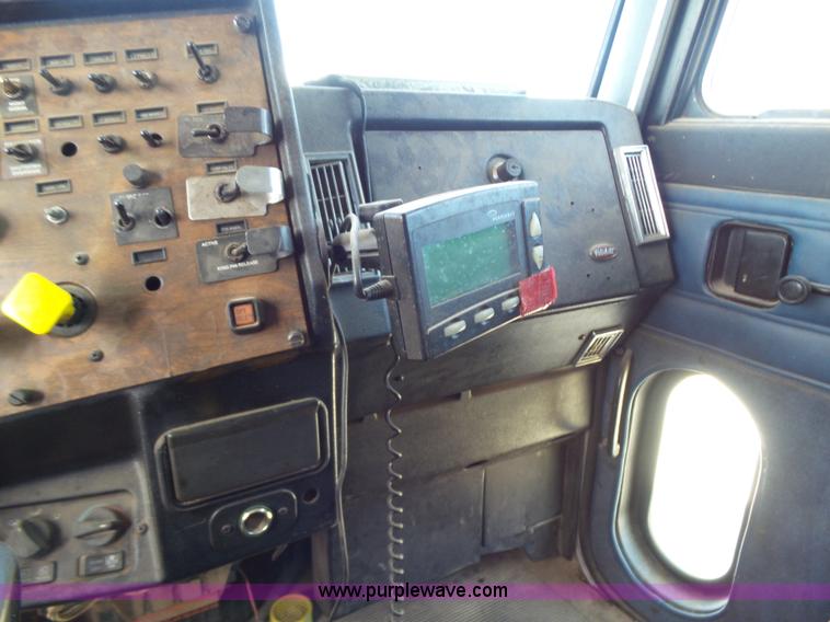 image for item J1263 1998 Peterbilt 377 semi truck