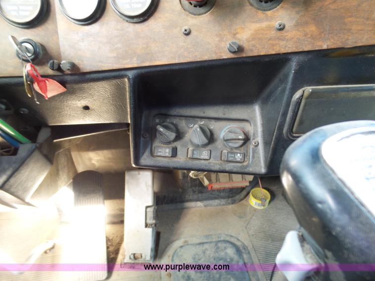 image for item J1263 1998 Peterbilt 377 semi truck