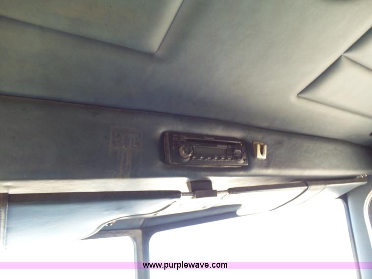 image for item J1263 1998 Peterbilt 377 semi truck