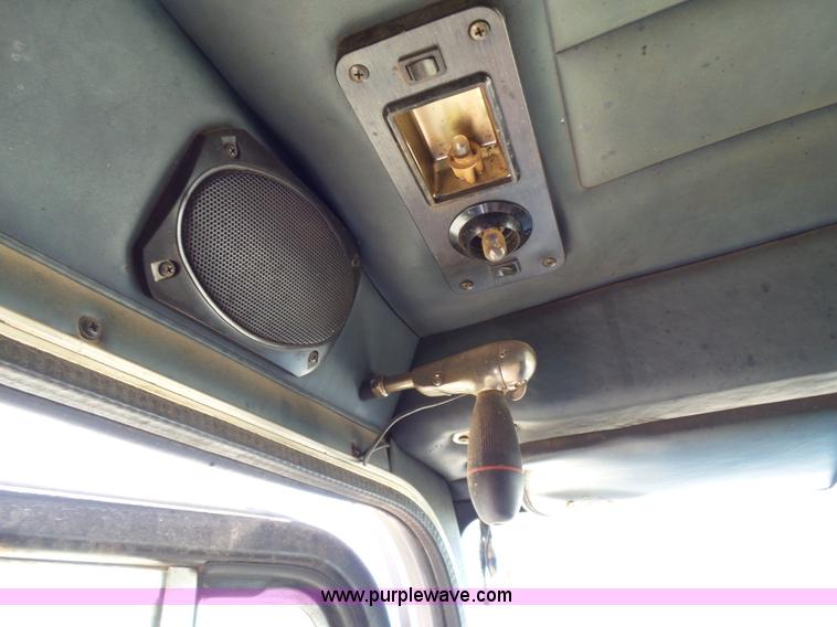 image for item J1263 1998 Peterbilt 377 semi truck