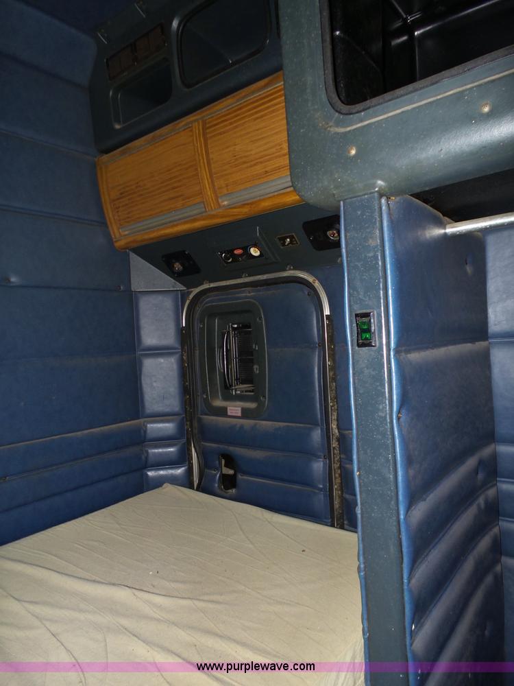 image for item J1263 1998 Peterbilt 377 semi truck