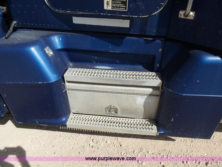 image for item J1263 1998 Peterbilt 377 semi truck