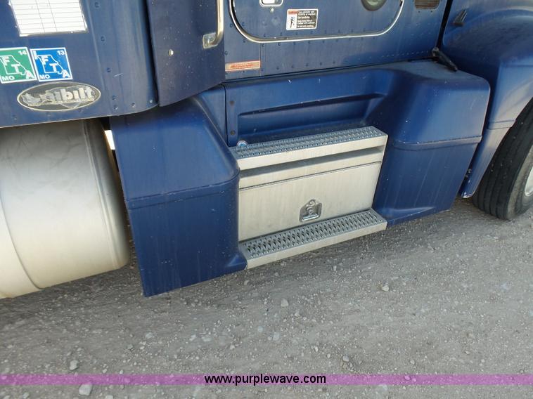 image for item J1263 1998 Peterbilt 377 semi truck