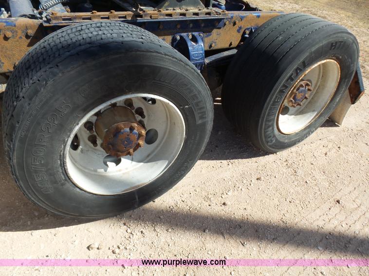 image for item J1263 1998 Peterbilt 377 semi truck