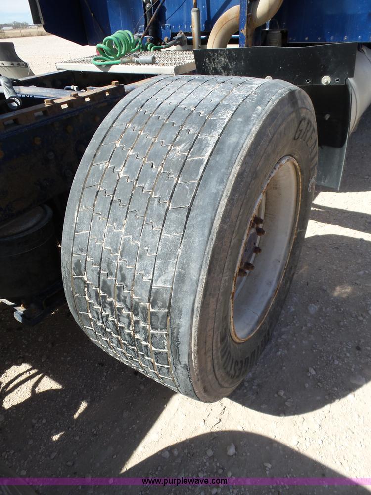 image for item J1263 1998 Peterbilt 377 semi truck